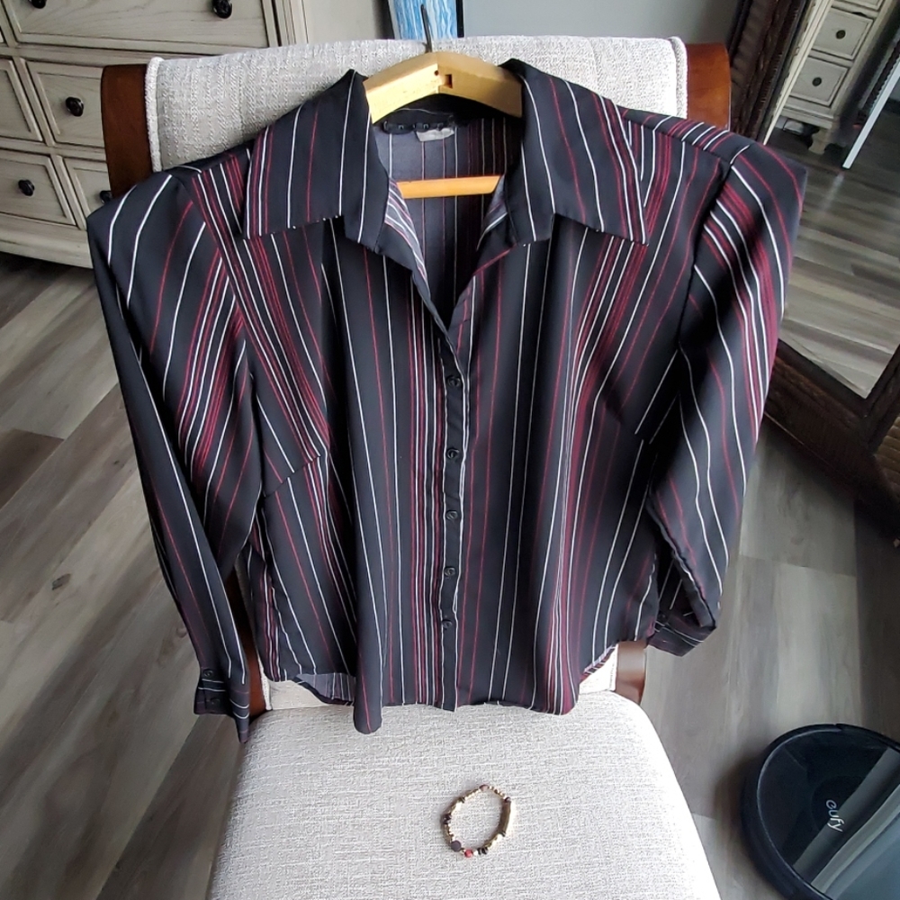 Long sleeve business top.